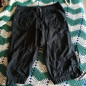 Women's black capri's size 10 (Union Bay Supplies)